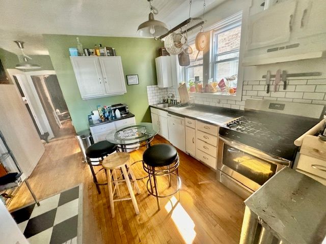 4124 W BARRY Avenue, Chicago, IL 60641