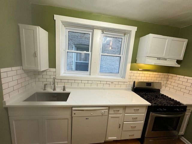 4124 W BARRY Avenue, Chicago, IL 60641