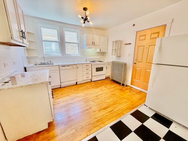 4124 W BARRY Avenue, Chicago, IL 60641