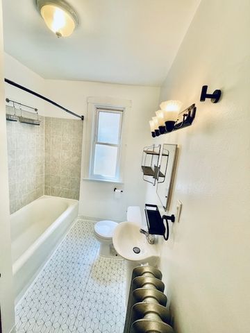 4124 W BARRY Avenue, Chicago, IL 60641