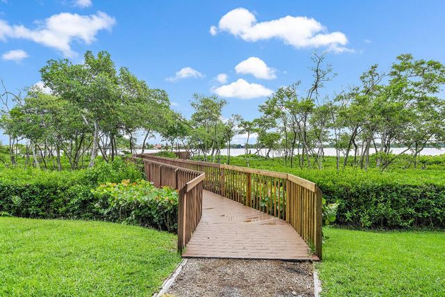 155 N Lakeshore Drive, Hypoluxo, FL 33462