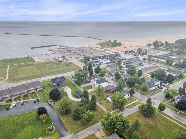 805 W Loomis Street, Ludington, MI 49431