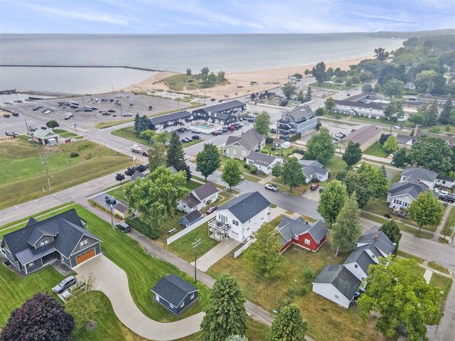 805 W Loomis Street, Ludington, MI 49431