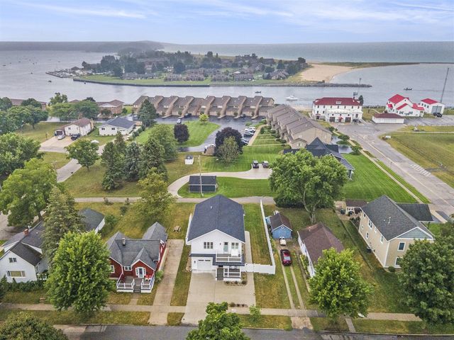 805 W Loomis Street, Ludington, MI 49431