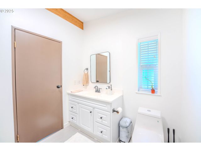 16688 HIGHWAY 99E Ne 54, Woodburn, OR 97071