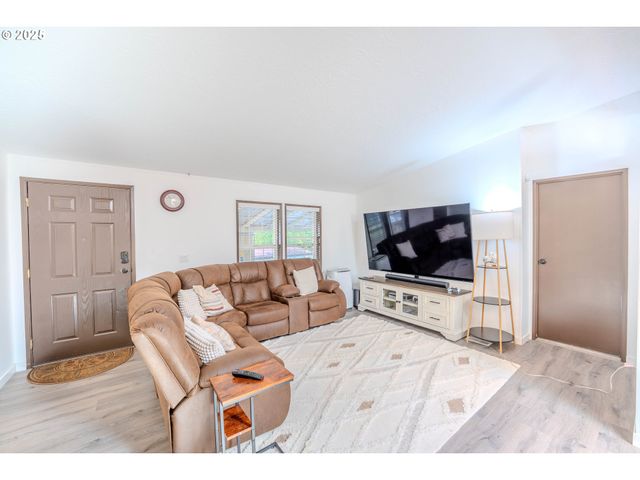 16688 HIGHWAY 99E Ne 54, Woodburn, OR 97071