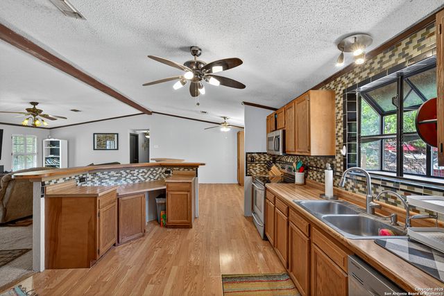 455 OAK VIEW DR, Lakehills, TX 78063