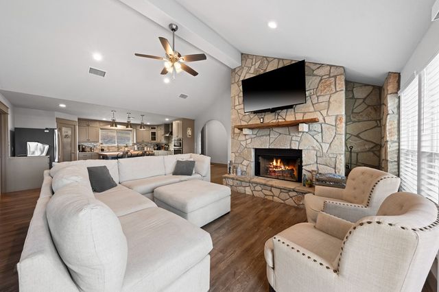 138 W Holly Hill Dr, Ingram, TX 78025