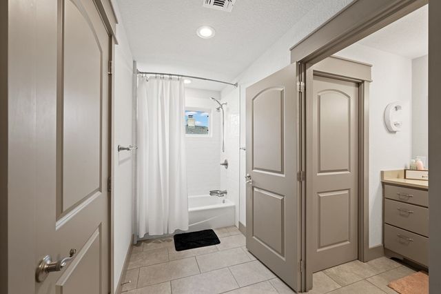 138 W Holly Hill Dr, Ingram, TX 78025