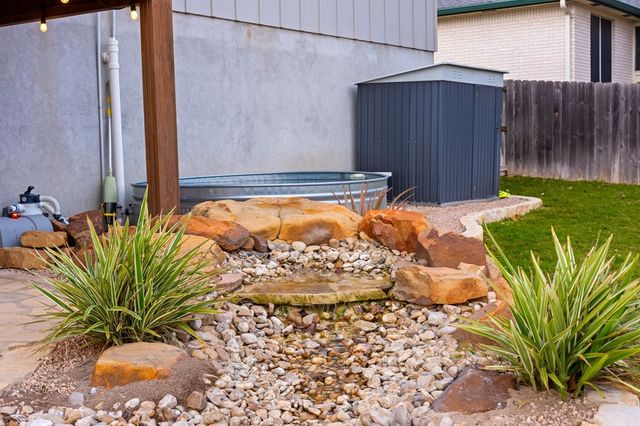 138 W Holly Hill Dr, Ingram, TX 78025