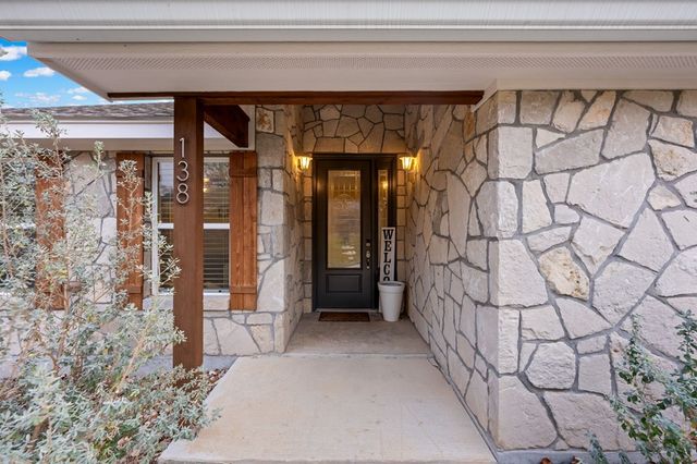 138 W Holly Hill Dr, Ingram, TX 78025