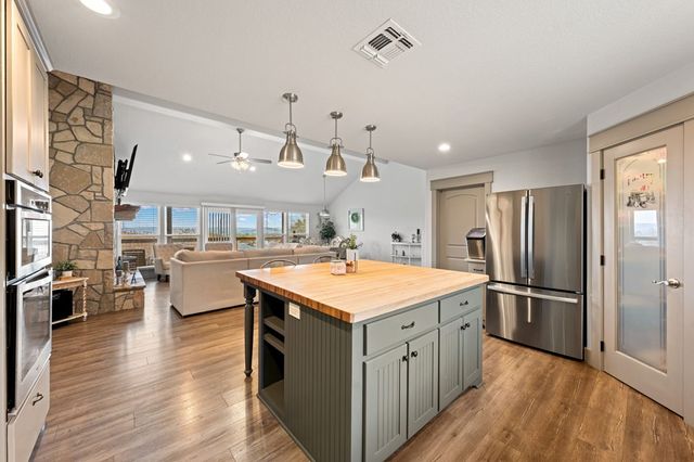 138 W Holly Hill Dr, Ingram, TX 78025