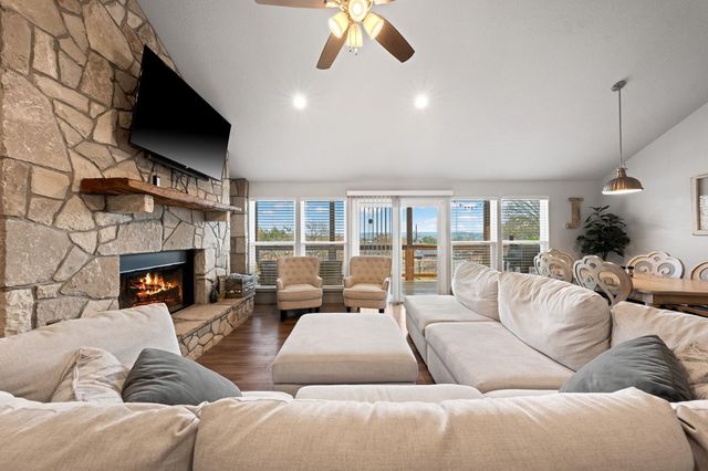 138 W Holly Hill Dr, Ingram, TX 78025