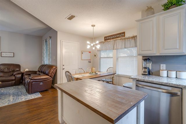 304 Comanche Walk, Joshua, TX 76058