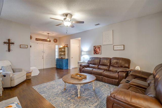 304 Comanche Walk, Joshua, TX 76058