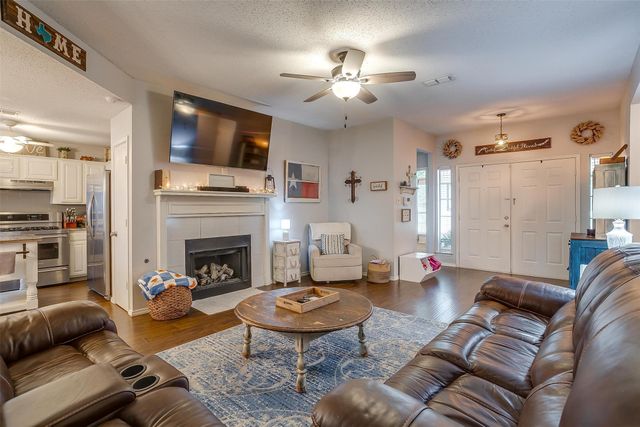 304 Comanche Walk, Joshua, TX 76058