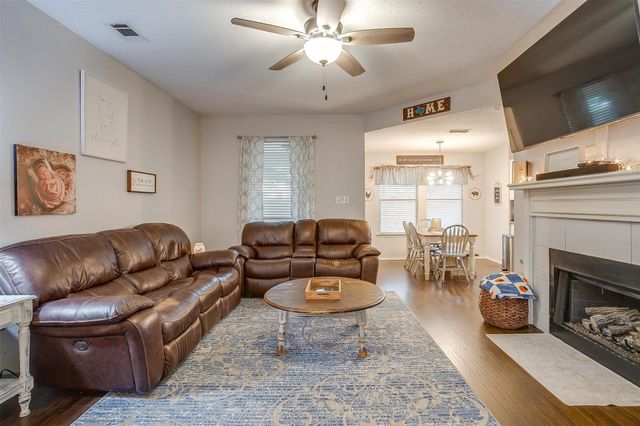304 Comanche Walk, Joshua, TX 76058