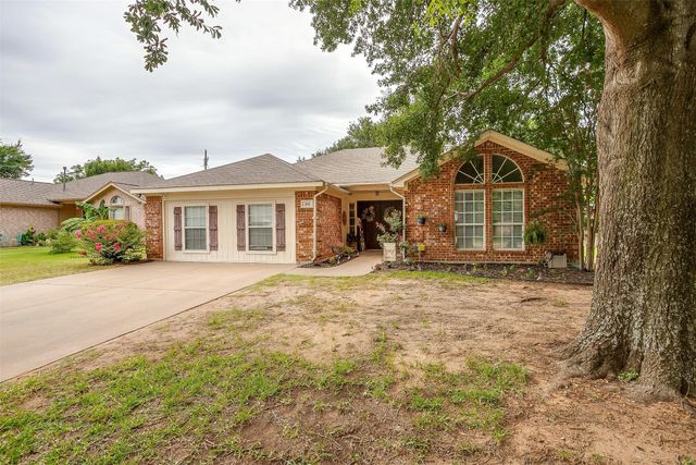 304 Comanche Walk, Joshua, TX 76058