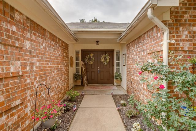 304 Comanche Walk, Joshua, TX 76058