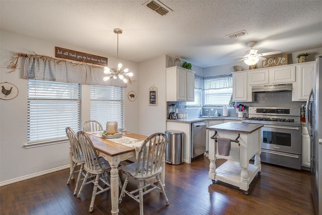 304 Comanche Walk, Joshua, TX 76058