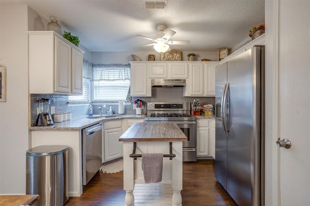 304 Comanche Walk, Joshua, TX 76058