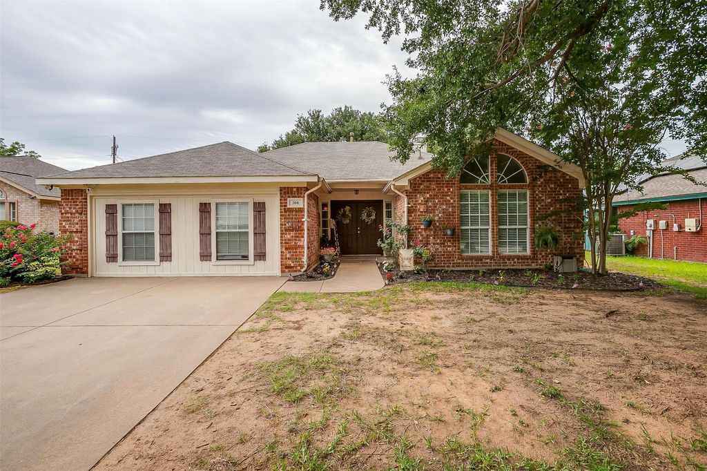 304 Comanche Walk, Joshua, TX 76058