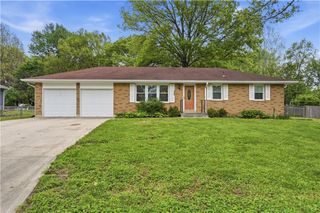 705 SW Maple Lane, Oak Grove, MO 64075