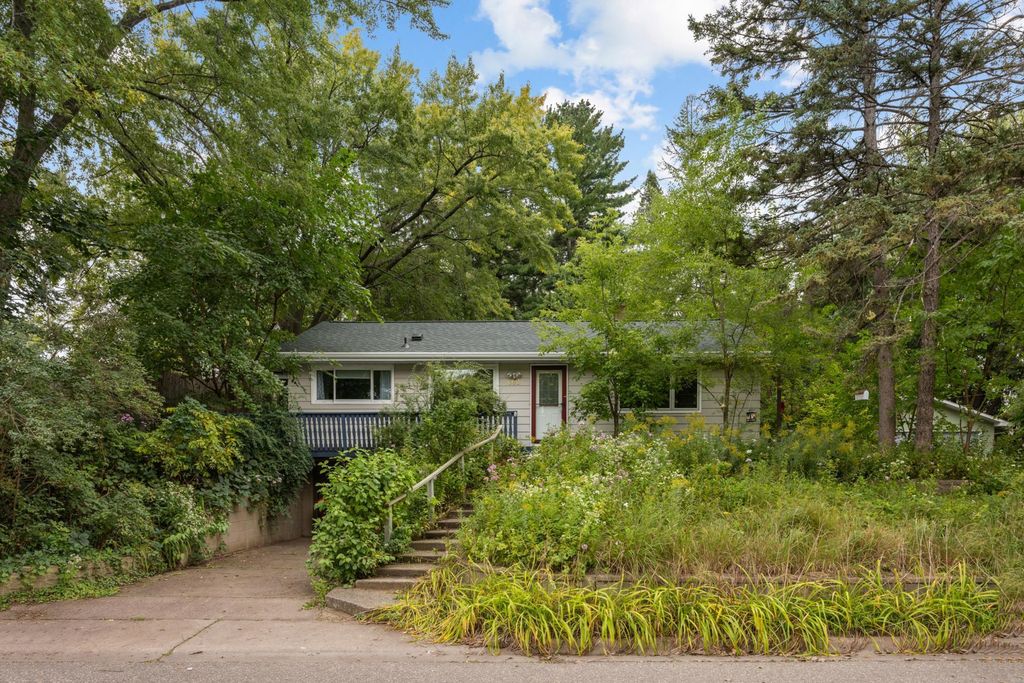 662 Gentry Avenue N, Oakdale, MN 55128