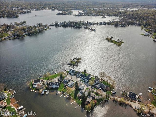 296 Shady Oaks Street, Lake Orion, MI 48362