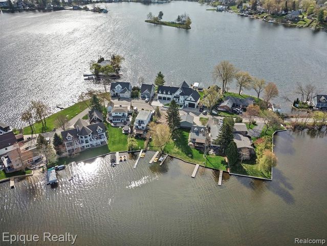 296 Shady Oaks Street, Lake Orion, MI 48362