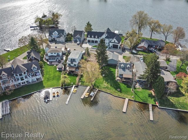 296 Shady Oaks Street, Lake Orion, MI 48362