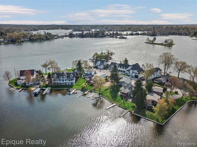 296 Shady Oaks Street, Lake Orion, MI 48362