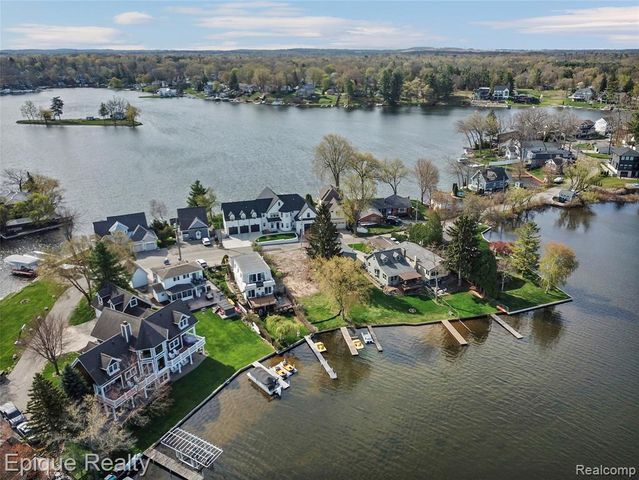 296 Shady Oaks Street, Lake Orion, MI 48362