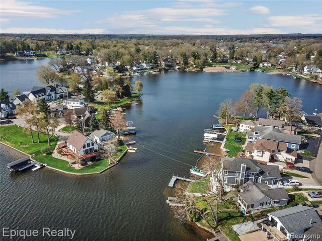 296 Shady Oaks Street, Lake Orion, MI 48362