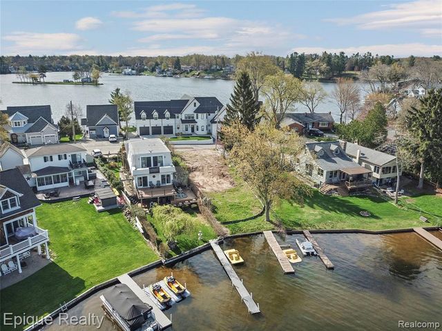 296 Shady Oaks Street, Lake Orion, MI 48362