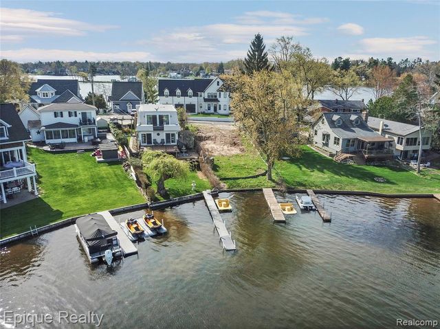 296 Shady Oaks Street, Lake Orion, MI 48362