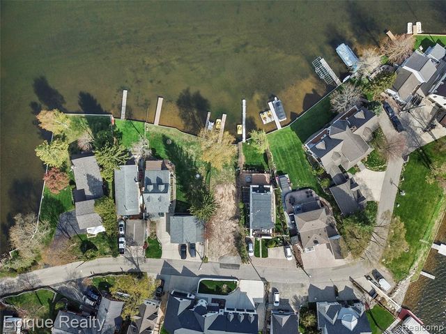 296 Shady Oaks Street, Lake Orion, MI 48362
