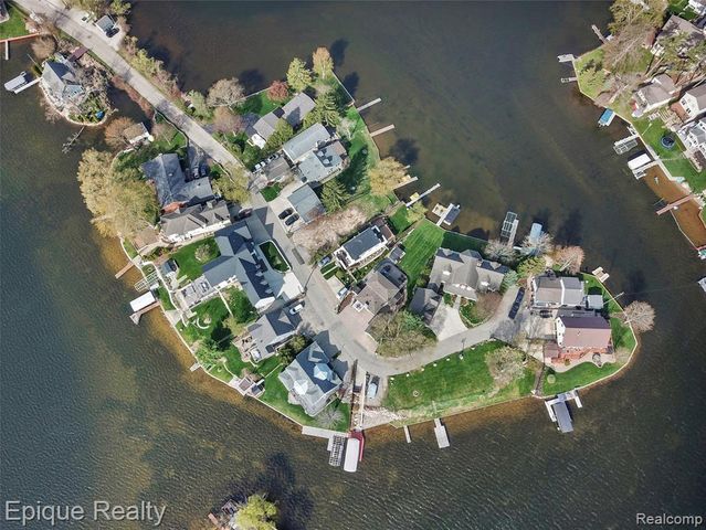 296 Shady Oaks Street, Lake Orion, MI 48362