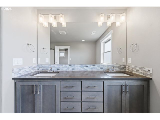 2330 E 8TH Way, La Center, WA 98629