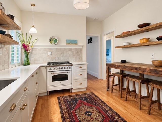 30-32 Granville Rd 2, Cambridge, MA 02138