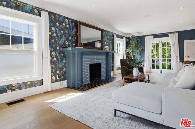 138 N Wilton Place, Los Angeles, CA 90004