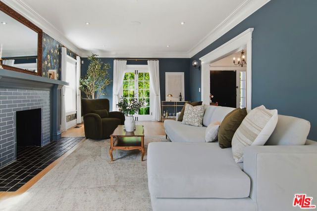 138 N Wilton Place, Los Angeles, CA 90004