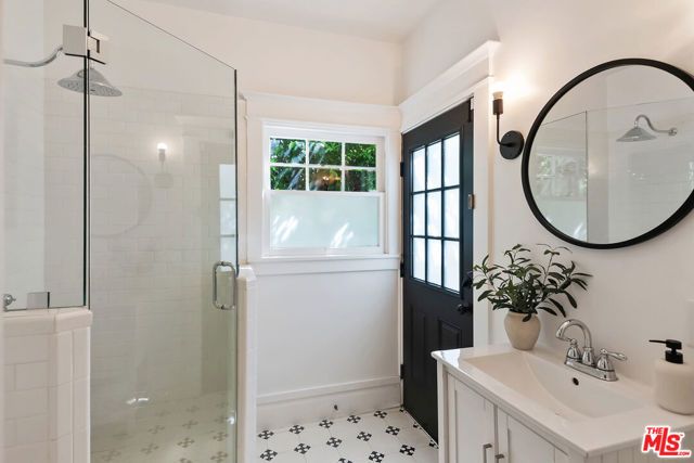 138 N Wilton Place, Los Angeles, CA 90004