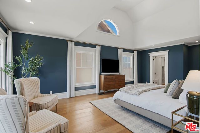 138 N Wilton Place, Los Angeles, CA 90004