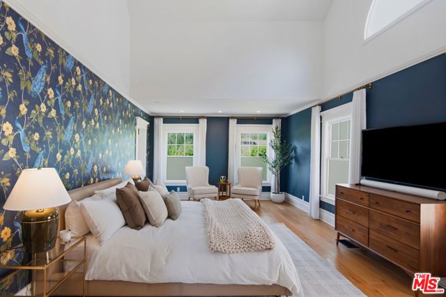 138 N Wilton Place, Los Angeles, CA 90004