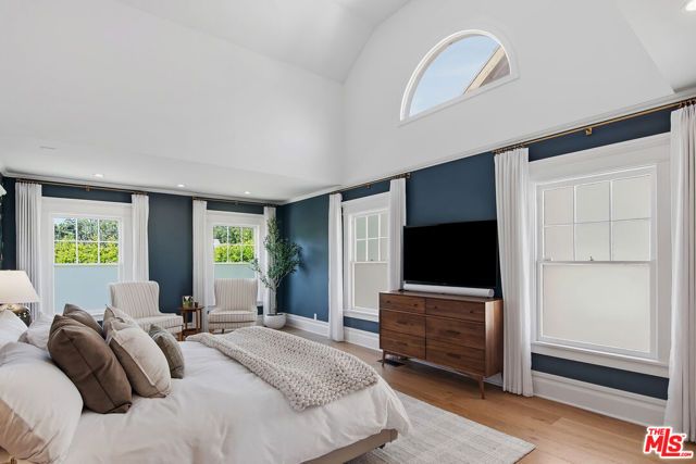 138 N Wilton Place, Los Angeles, CA 90004