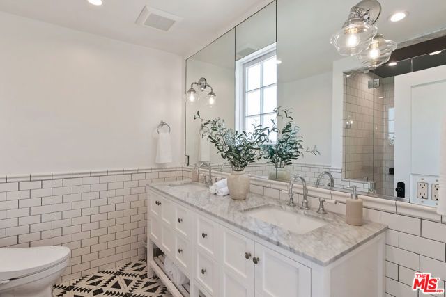 138 N Wilton Place, Los Angeles, CA 90004