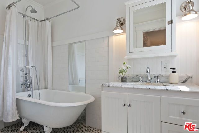 138 N Wilton Place, Los Angeles, CA 90004
