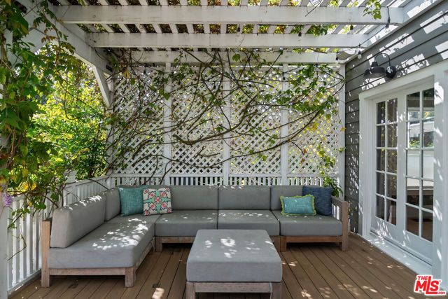 138 N Wilton Place, Los Angeles, CA 90004