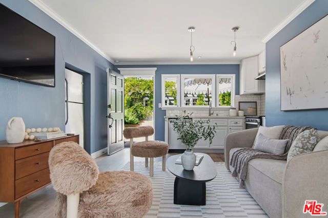 138 N Wilton Place, Los Angeles, CA 90004
